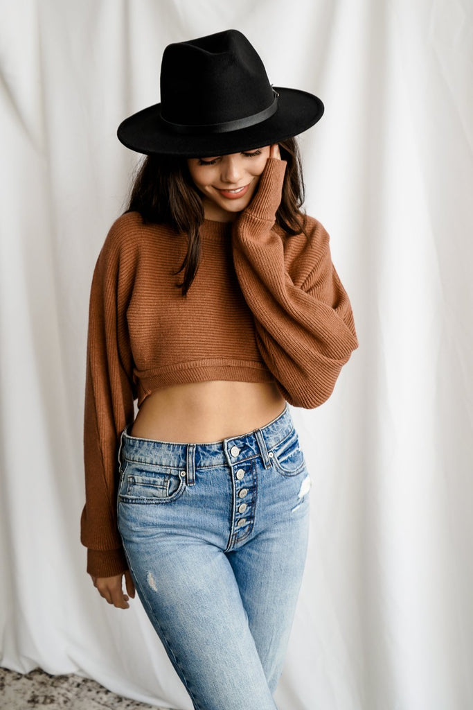 A cozy cropped sweater with a balloon sleeves.