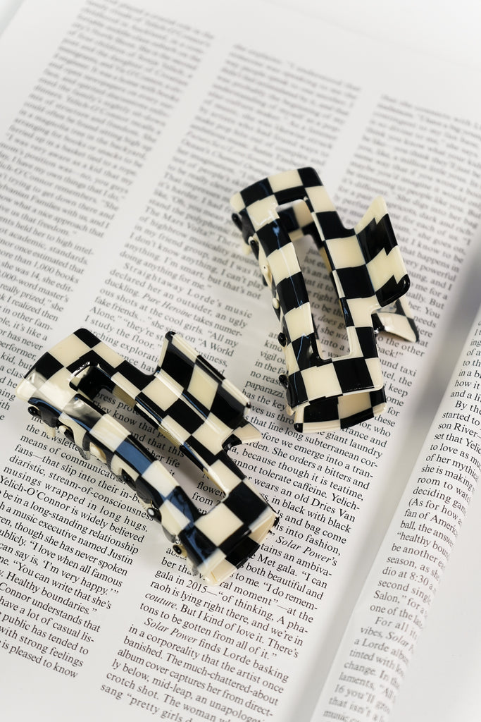 Checkered hair clip in a chunky rectangular design for a modern feel. Claw design with a spring closure and interlocking teeth.