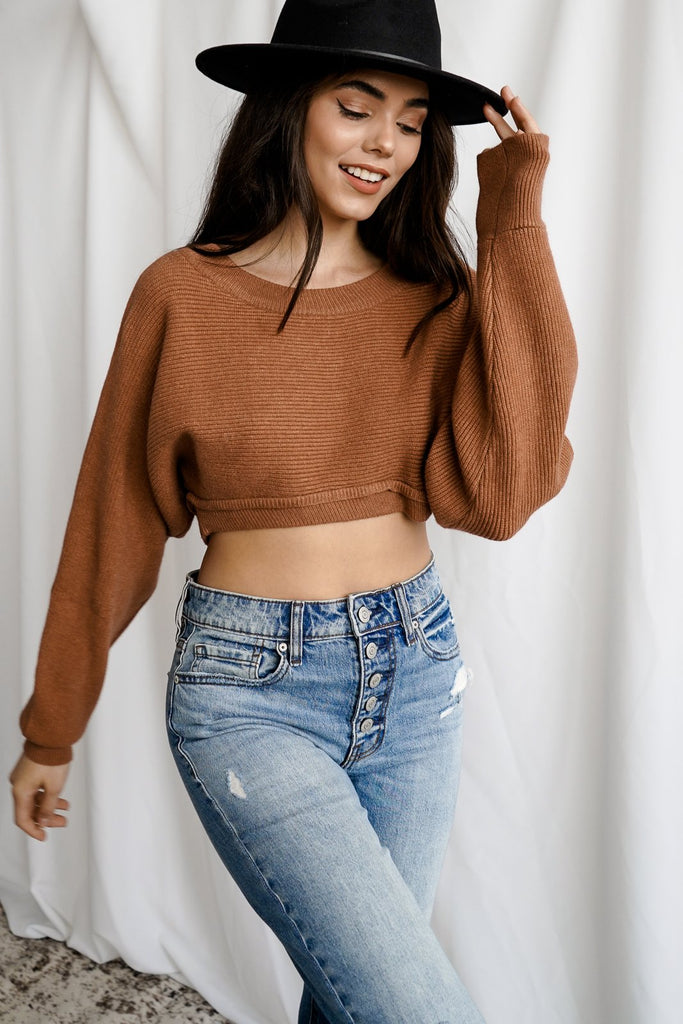 A cozy cropped sweater with a balloon sleeves.